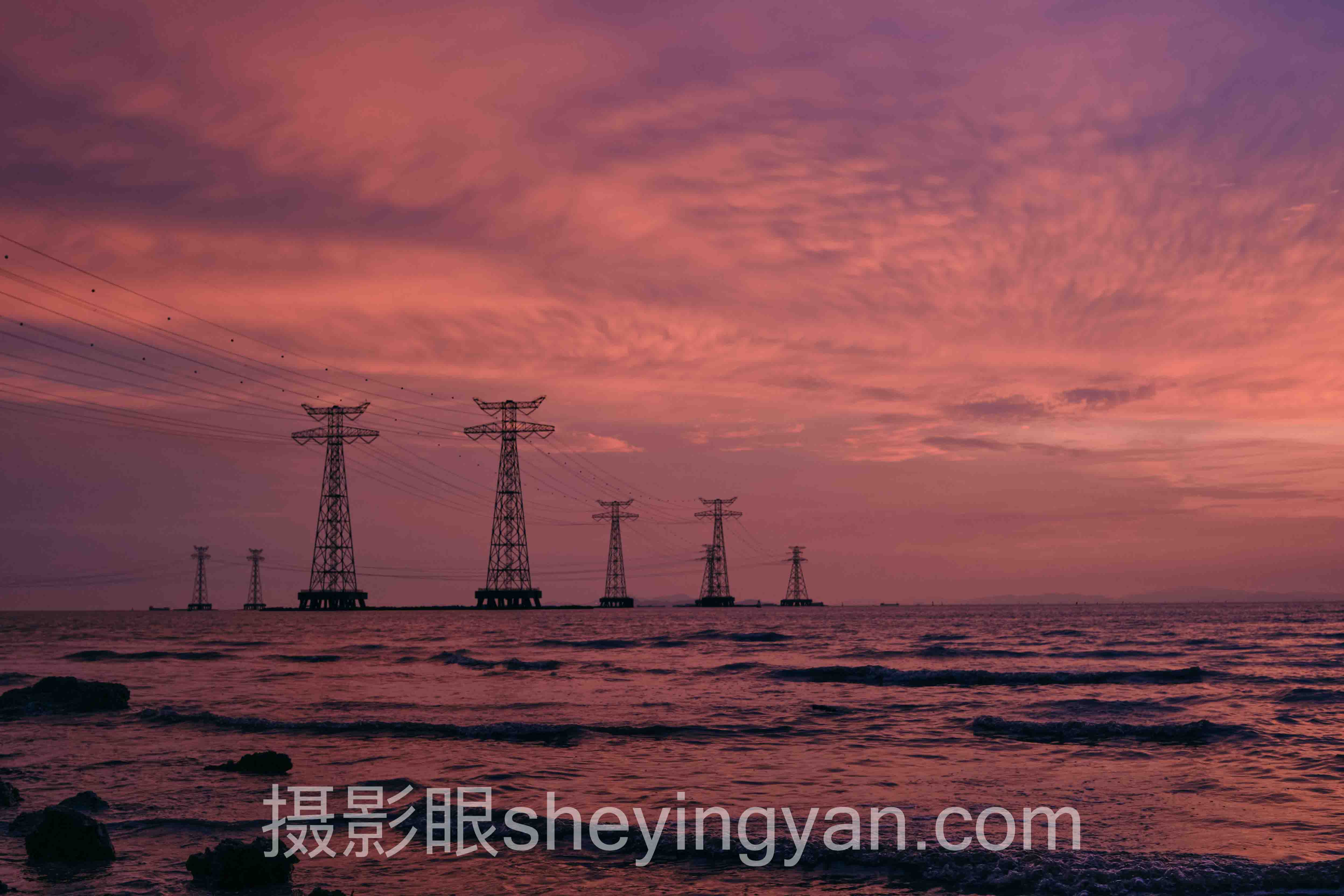 照片评分系统哪个好？AI盲测 vs 人工精审谁更胜一筹